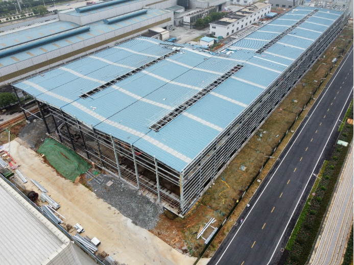 銅基銅桿項目2#工序廠房屋面瓦安裝完成